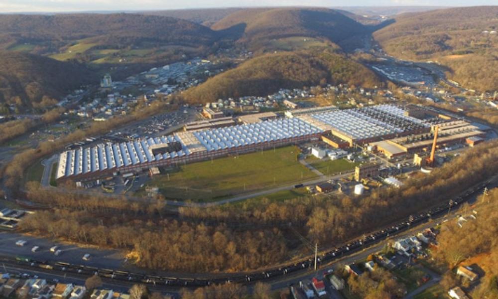 Stort: Hydros Cressona-anlegg i Pennsylvania har 1100 ansatte, 11 ekstruderingspresser, tre ekstruderingsstøpeenheter, omfattende produksjonskapasitet og et distribusjonslager. Stort: Hydros Cressona-anlegg i Pennsylvania har 1100 ansatte, 11 ekstruderingspresser, tre ekstruderingsstøpeenheter, omfattende produksjonskapasitet og et distribusjonslager.