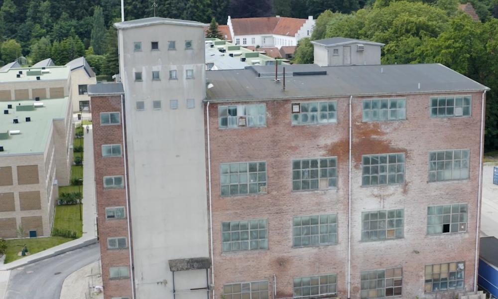 Dronefoto af Hollænderhuset fra sommeren 2024 Dronefoto af Hollænderhuset fra sommeren 2024