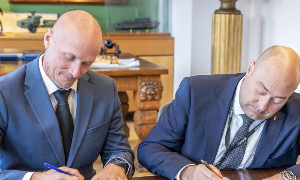 Johan Lantz (Svekon), Jan Aspenstam (FMV) skrivet ett mångårigt kontrakt på leverans av aluminiumbåtar. Johan Lantz (Svekon), Jan Aspenstam (FMV) skrivet ett mångårigt kontrakt på leverans av aluminiumbåtar.