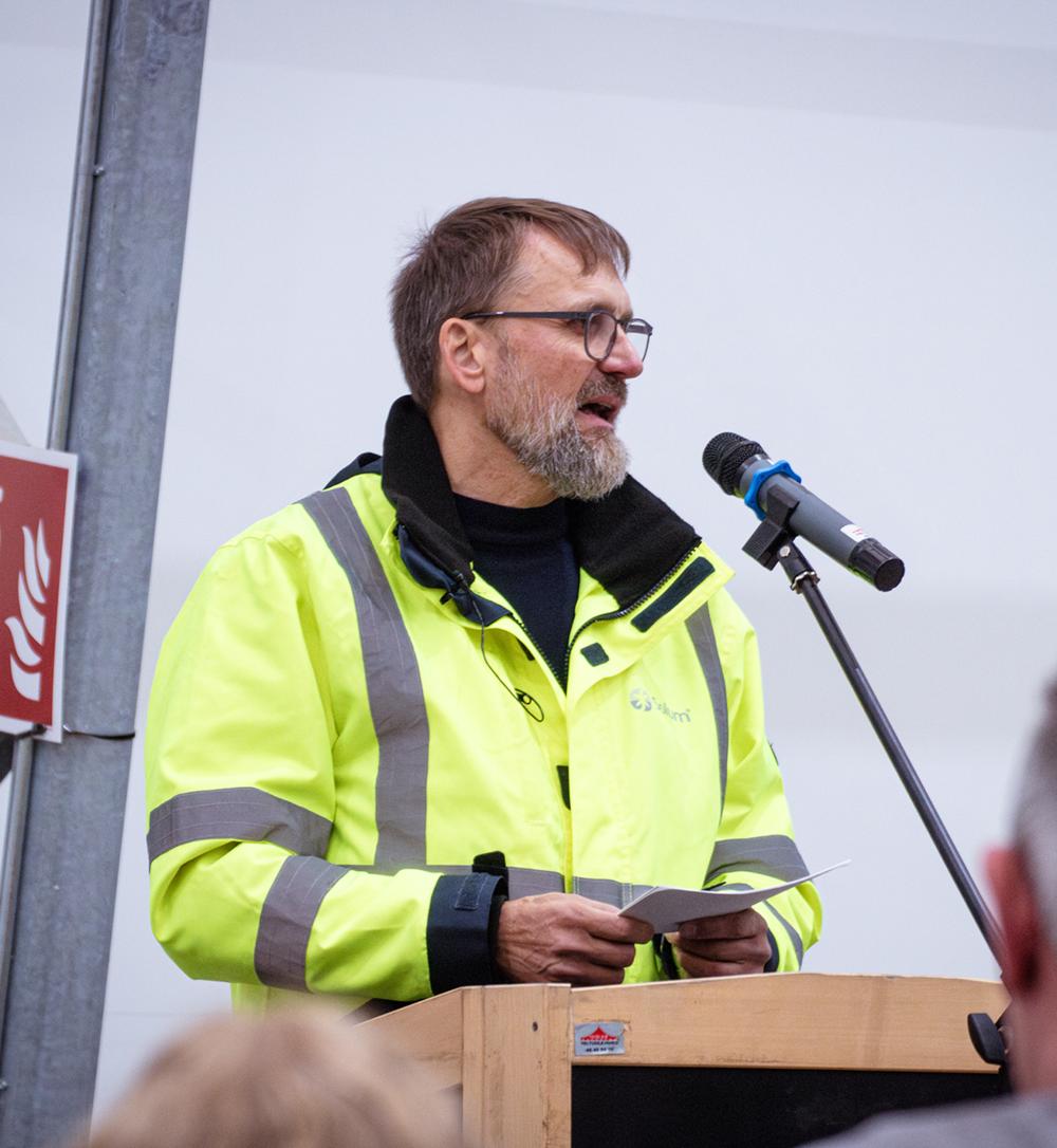 Adm. direktør Christian B. S. Christensen hos Solum A/S på talerstolen ved indvielsen af den nye robot 7. oktober 2024. Adm. direktør Christian B. S. Christensen hos Solum A/S på talerstolen ved indvielsen af den nye robot 7. oktober 2024.
