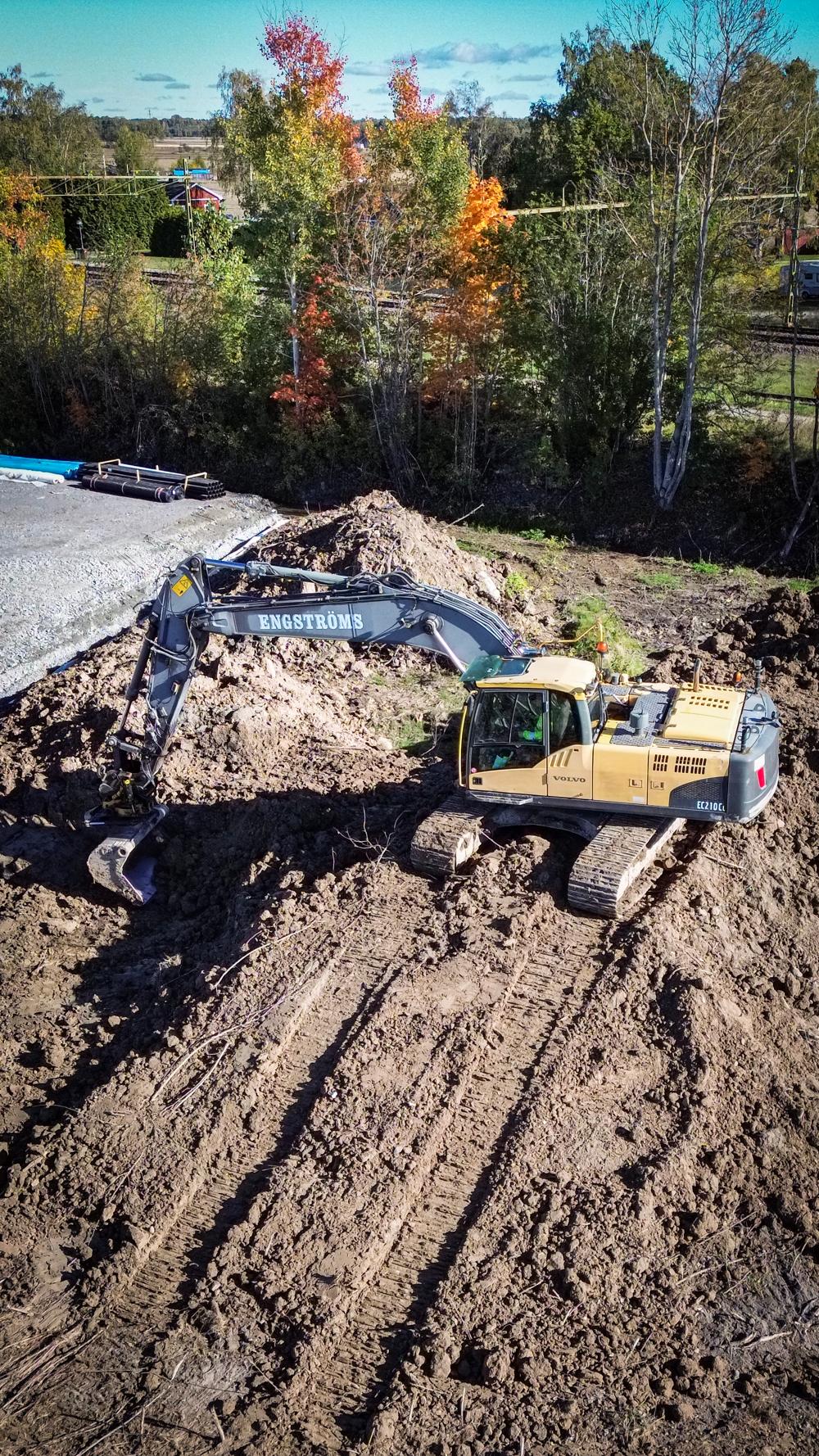 Bröderna Engströms har flera band- och hjulgrävare, bandschaktare, hjullastare, väghyvel samt dumpers. Bröderna Engströms har flera band- och hjulgrävare, bandschaktare, hjullastare, väghyvel samt dumpers.