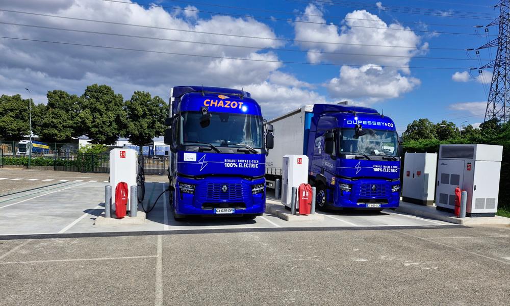 På anlægget i Saint-Priest kan lastbilerne lade, inden de er klar til en rundtur mere til selve lastbilfabrikken. På anlægget i Saint-Priest kan lastbilerne lade, inden de er klar til en rundtur mere til selve lastbilfabrikken.