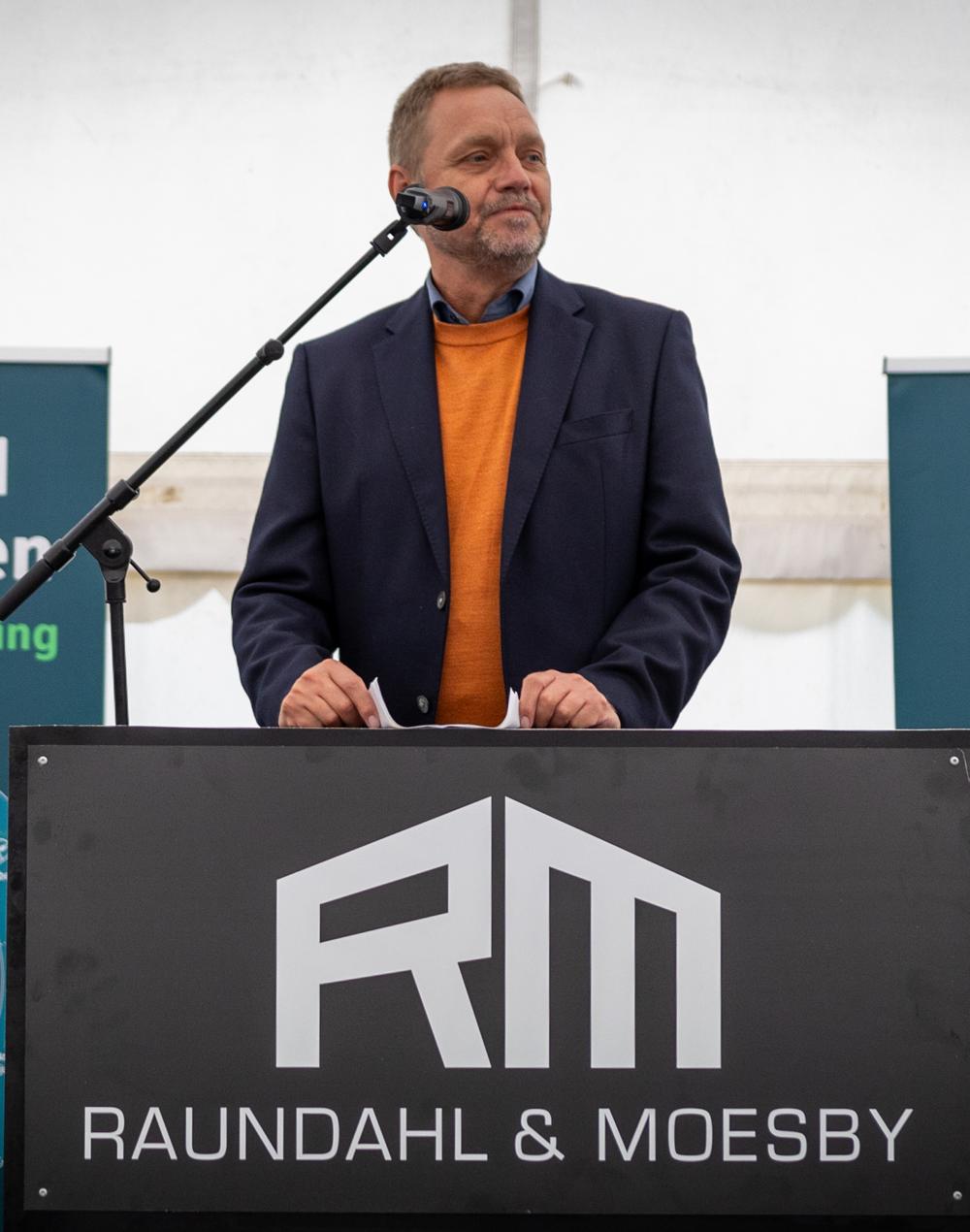 Adm. direktør i AP Ejendomme, Peter Olsson, udtrykker glæde ved, at der er taget første spadestik til byggeriet af ejendommen, der bliver på i alt 16.200 kvm, hvoraf de 3.400 er kælder. Adm. direktør i AP Ejendomme, Peter Olsson, udtrykker glæde ved, at der er taget første spadestik til byggeriet af ejendommen, der bliver på i alt 16.200 kvm, hvoraf de 3.400 er kælder.