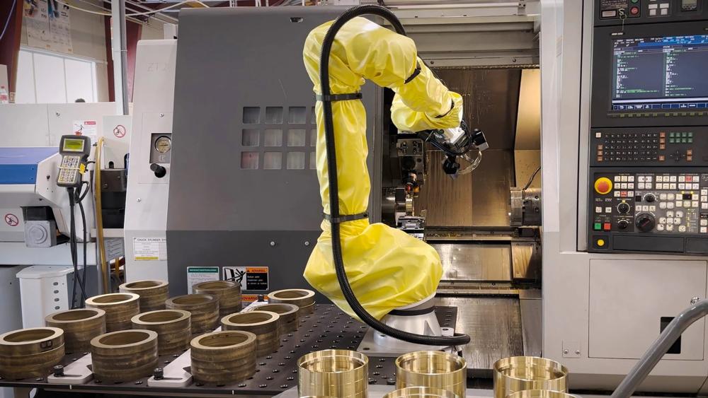 Nå skal norske bedrifter lære av robotmiljøet på Osterøy. Her er en av øyens til sammen 120 roboter i sving på K. Lerøy Metallindustri. Nå skal norske bedrifter lære av robotmiljøet på Osterøy. Her er en av øyens til sammen 120 roboter i sving på K. Lerøy Metallindustri.