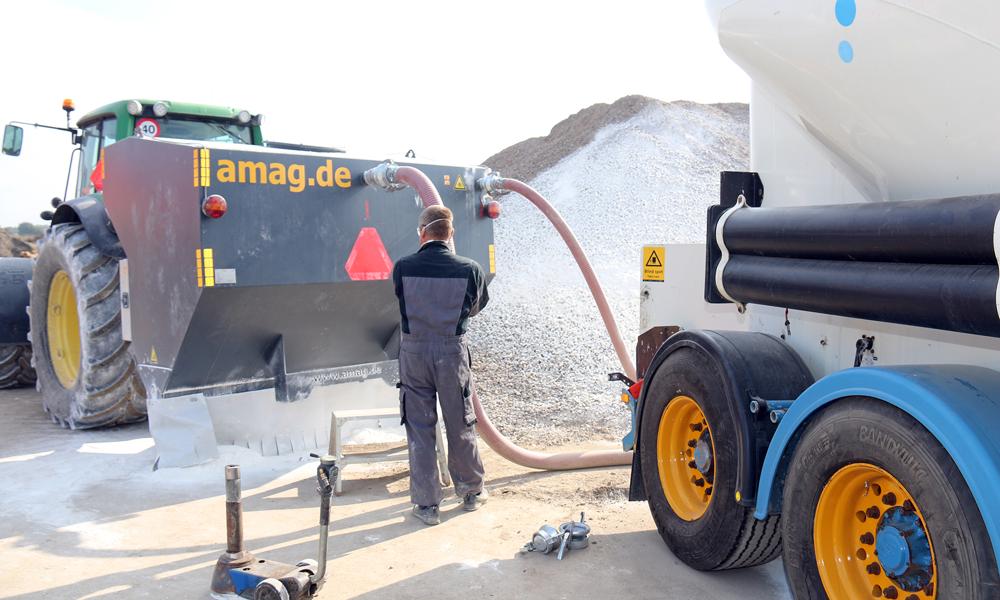 Valtra-traktorerne med 420 hk kører med FAE-jordstabilisatoren STABI H, der kan fræse kalken ned i en dybde op til 56 cm. Maskinen til kalkudlægning er tysk. Den har Special Maskiner hentet hos producenten AMAG. Valtra-traktorerne med 420 hk kører med FAE-jordstabilisatoren STABI H, der kan fræse kalken ned i en dybde op til 56 cm. Maskinen til kalkudlægning er tysk. Den har Special Maskiner hentet hos producenten AMAG.