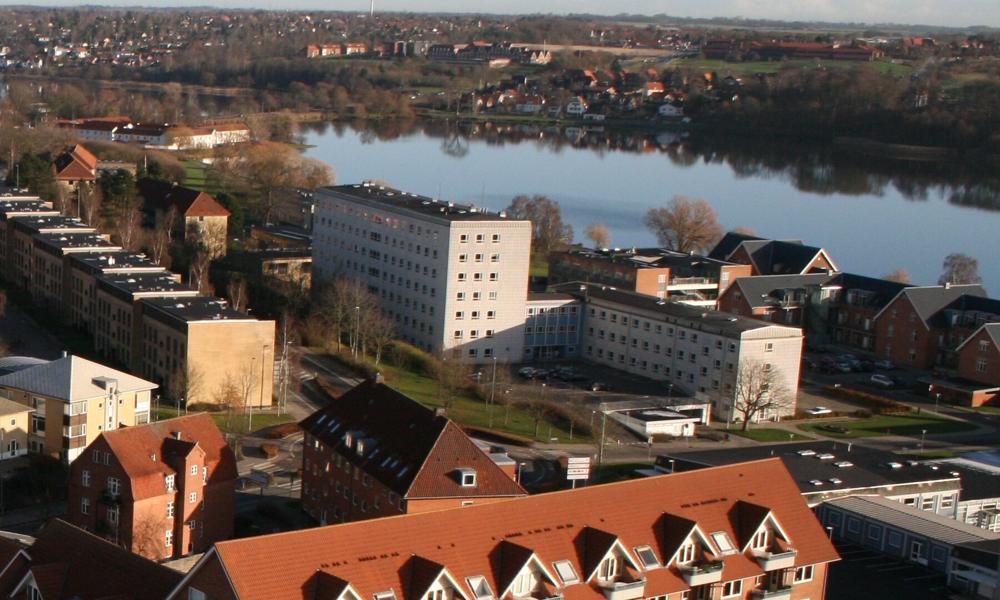 Psykiatriens eksisterende bygninger ved Søndersø i Viborg erstattes de kommende år af Ny Psykiatri. Psykiatriens eksisterende bygninger ved Søndersø i Viborg erstattes de kommende år af Ny Psykiatri.