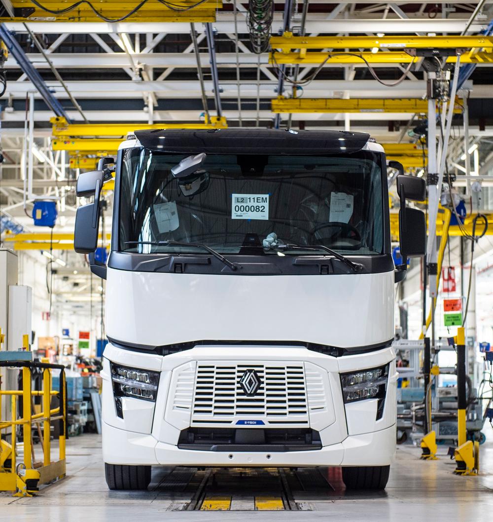 Siden den blev en del af Volvo Group i 2001, har fabrikken beskæftiget næsten 2.000 medarbejdere. Siden den blev en del af Volvo Group i 2001, har fabrikken beskæftiget næsten 2.000 medarbejdere.