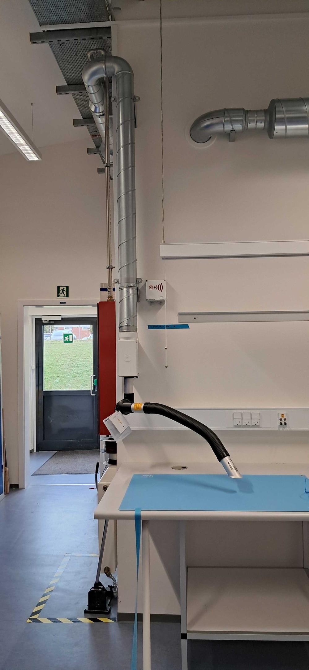 Billederne viser et eksempel på, hvordan JV Ventilation tegner sine løsninger direkte ind på billeder af de rammer, de skal indgå i ved kunderne. Her er både skitsen og den færdige løsning i en pharmavirksomhed. Billederne viser et eksempel på, hvordan JV Ventilation tegner sine løsninger direkte ind på billeder af de rammer, de skal indgå i ved kunderne. Her er både skitsen og den færdige løsning i en pharmavirksomhed.