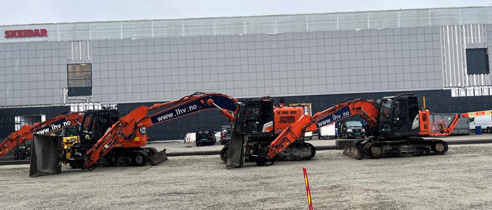 De tre maskinene stod parkert like ved Tvedt Senteret på Forus, i Stavanger. Den ene var en Hitachi 225, og de to andre var Hitachi 135. De tre maskinene stod parkert like ved Tvedt Senteret på Forus, i Stavanger. Den ene var en Hitachi 225, og de to andre var Hitachi 135.