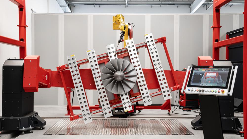 Med 900 m² gulvareal gir Fronius-prototypsenteret god plass til innovasjon og teknologi. Og med en omfattende servicepakke fra mulighetsstudien til pilotserien er Fronius-teamet tilgjengelig for å hjelpe kundene med skreddersydde løsninger. Med 900 m² gulvareal gir Fronius-prototypsenteret god plass til innovasjon og teknologi. Og med en omfattende servicepakke fra mulighetsstudien til pilotserien er Fronius-teamet tilgjengelig for å hjelpe kundene med skreddersydde løsninger.
