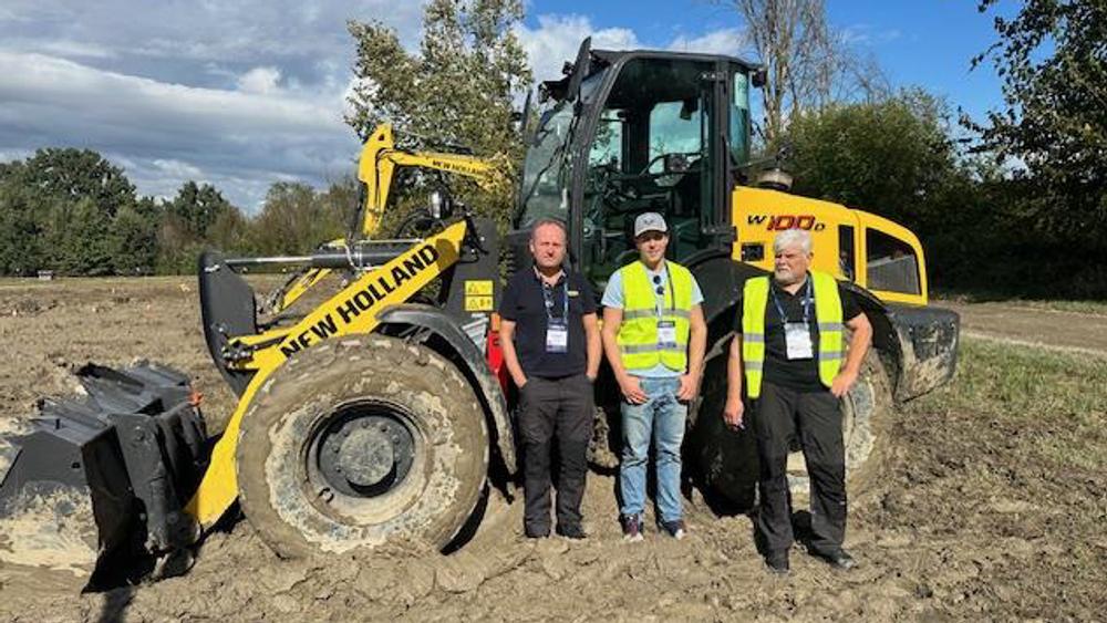 På salgskurs i Italia. Fra venstre: John Inge Øgreid (produktsjef New Holland og Case IH hos Ålgård Landbrukssenter), Roger Røstad (daglig leder hos Røstad Landbruksverksted) og Stein Røstad (gründer og selger hos Røstad Landbruksverksted). På salgskurs i Italia. Fra venstre: John Inge Øgreid (produktsjef New Holland og Case IH hos Ålgård Landbrukssenter), Roger Røstad (daglig leder hos Røstad Landbruksverksted) og Stein Røstad (gründer og selger hos Røstad Landbruksverksted).