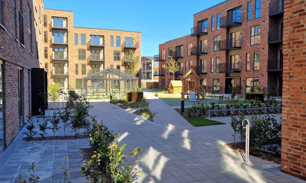 Kirkebjerg Gårdhave består af 100 gennemlyste boliger i størrelsen 70 - 90 kvm, hvor alle har altan eller terrasse og har udsigt til det grønne gårdrum. Kirkebjerg Gårdhave består af 100 gennemlyste boliger i størrelsen 70 - 90 kvm, hvor alle har altan eller terrasse og har udsigt til det grønne gårdrum.