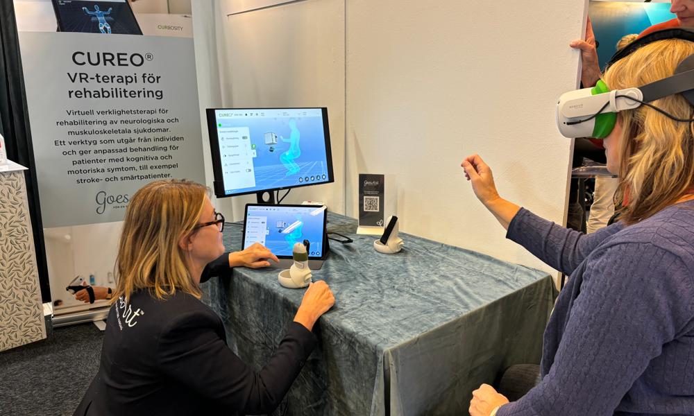 Med VR-glasögonen på huvudet ser användaren spelen framför sig och använder händerna för att lösa uppgifter. Med VR-glasögonen på huvudet ser användaren spelen framför sig och använder händerna för att lösa uppgifter.