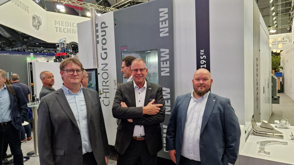 Høydepunktet på Chiron-standen var verdenspremieren på FZ19 S femaksemaskin. - Med den nye 19-serien kommer et vertikalt maskineringssenter fra Tuttlingen som er godt 25 prosent raskere ved maskinering fra solid materiale og komplekse arbeidsstykker. Den optimale utformingen av arbeidsområdet i forhold til arbeidsstykkets dimensjoner og Chiron Groups egne spindler sikrer høy presisjon og spesielt dynamisk bearbeiding i aluminium, stål og støpejern, uttaler Hartmut Bürgler, regional salgssjef hos Chiron, i midten. Flankert av Rune Slåstad t.v og Martin Hauge Hansen, begge fra Johan Nordstrøm Verktøymaskiner. Høydepunktet på Chiron-standen var verdenspremieren på FZ19 S femaksemaskin. - Med den nye 19-serien kommer et vertikalt maskineringssenter fra Tuttlingen som er godt 25 prosent raskere ved maskinering fra solid materiale og komplekse arbeidsstykker. Den optimale utformingen av arbeidsområdet i forhold til arbeidsstykkets dimensjoner og Chiron Groups egne spindler sikrer høy presisjon og spesielt dynamisk bearbeiding i aluminium, stål og støpejern, uttaler Hartmut Bürgler, regional salgssjef hos Chiron, i midten. Flankert av Rune Slåstad t.v og Martin Hauge Hansen, begge fra Johan Nordstrøm Verktøymaskiner.