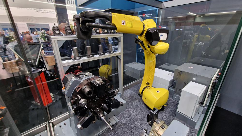 Fastems Turret Tool Changer er et helt nytt konsept for automatisert verktøyskifte i dreiebenken. Robotsystemet bruker fleksible Sauter SolidPro verktøyholdere og muliggjør offline verktøyoppsett, besparelser i verktøyholdere, høyere spindeltimer og utvidede ubemannede maskineringstider. Fastems Turret Tool Changer er et helt nytt konsept for automatisert verktøyskifte i dreiebenken. Robotsystemet bruker fleksible Sauter SolidPro verktøyholdere og muliggjør offline verktøyoppsett, besparelser i verktøyholdere, høyere spindeltimer og utvidede ubemannede maskineringstider.
