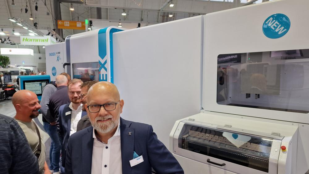 INDEX viste sin nye G200.3 som lang versjon med svingbar revolver. Dreiesenteret finnes nå med Y/B-akse for et bredt spekter av bearbeidingsalternativer. – Dette er en spennende maskin for det norske markedet, mener Olov Karlsén, salgssjef i INDEX Nordic AB. INDEX viste sin nye G200.3 som lang versjon med svingbar revolver. Dreiesenteret finnes nå med Y/B-akse for et bredt spekter av bearbeidingsalternativer. – Dette er en spennende maskin for det norske markedet, mener Olov Karlsén, salgssjef i INDEX Nordic AB.