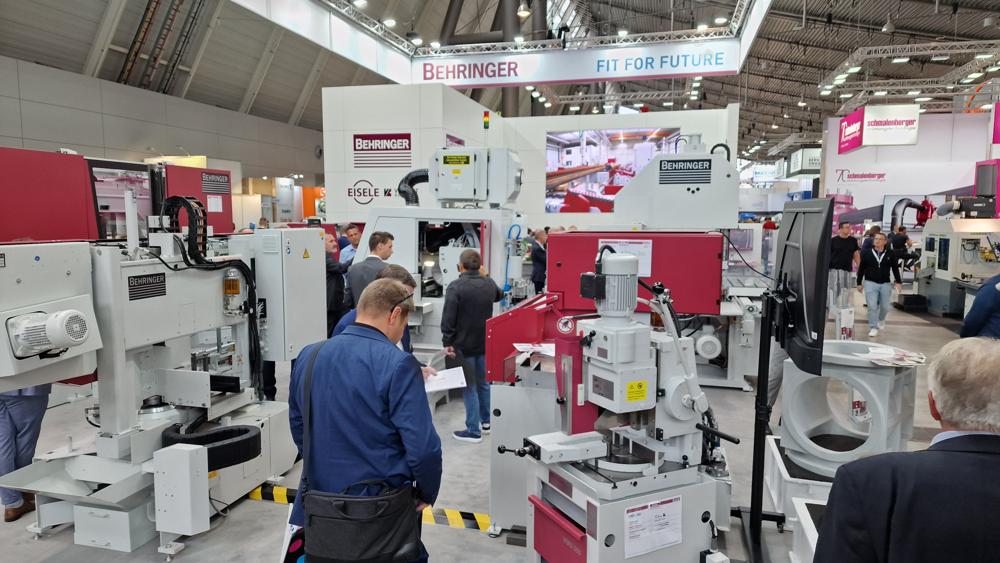 Stor aktivitet hos Behringer. Stor aktivitet hos Behringer.