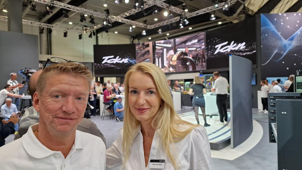 Veijo Laitinen, salgsansvarlig for de nordiske land hos Heller, og kollega Denisa Johansson var storfornøyde med lanseringen av nye maskinløsninger og opplæringsmaskinen Tokn. Veijo Laitinen, salgsansvarlig for de nordiske land hos Heller, og kollega Denisa Johansson var storfornøyde med lanseringen av nye maskinløsninger og opplæringsmaskinen Tokn.