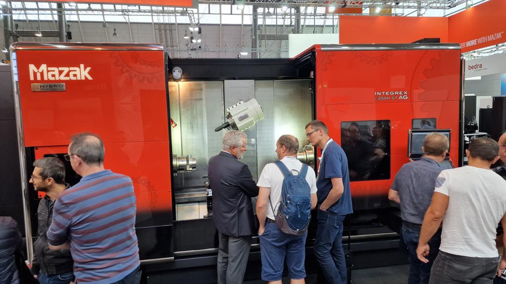 Maskinering av gir var en viktig del av Mazaks stand med en spesialisert girskjæremaskin på utstillingen: INTEGREX i-250H ST AG flerfunksjonsmaskin med blant annet skjære- og målefunksjoner for gir. Maskinering av gir var en viktig del av Mazaks stand med en spesialisert girskjæremaskin på utstillingen: INTEGREX i-250H ST AG flerfunksjonsmaskin med blant annet skjære- og målefunksjoner for gir.