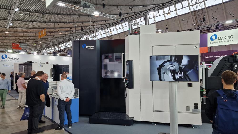 Makino viste frem DA500, sitt nye 5-akse vertikale maskineringssenter for frese- og dreieprosesser. Makino viste frem DA500, sitt nye 5-akse vertikale maskineringssenter for frese- og dreieprosesser.