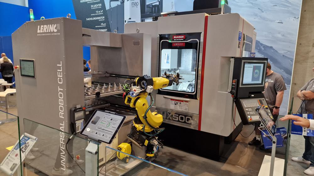 Lerinc universelle robotcelle URC.35 hadde verdenspremieren på AMB 2024 i Stuttgart. Her integrert i UX500 fra Quaser, et vertikalt 5-akset maskineringssenter. Lerinc universelle robotcelle URC.35 hadde verdenspremieren på AMB 2024 i Stuttgart. Her integrert i UX500 fra Quaser, et vertikalt 5-akset maskineringssenter.
