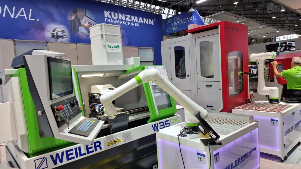 Weiler og Kunzmann viste nye applikasjoner for opplæring på dreie- og fresemaskiner. På bildet én cobot tar over materialhåndteringen av delene som produseres på stedet på den nye W 35 CNC. Weiler og Kunzmann viste nye applikasjoner for opplæring på dreie- og fresemaskiner. På bildet én cobot tar over materialhåndteringen av delene som produseres på stedet på den nye W 35 CNC.