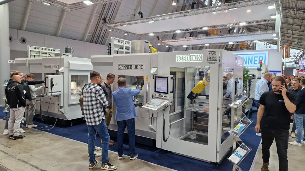 Spinner demonstrerte sitt ROBOBOX-konsept som tilbyr robotisert 24/7-produksjon med minimale oppsett og ikke-produktive tider. Med ROBOBOXtreme kan man oppnå ubemannet komplett maskinering av alle seks sidene med en automatisk gjenoppspenningsprosess. CNC-maskinen forblir alltid lett tilgjengelig og kan fortsatt brukes til manuell produksjon av én del om nødvendig. Spinner demonstrerte sitt ROBOBOX-konsept som tilbyr robotisert 24/7-produksjon med minimale oppsett og ikke-produktive tider. Med ROBOBOXtreme kan man oppnå ubemannet komplett maskinering av alle seks sidene med en automatisk gjenoppspenningsprosess. CNC-maskinen forblir alltid lett tilgjengelig og kan fortsatt brukes til manuell produksjon av én del om nødvendig.