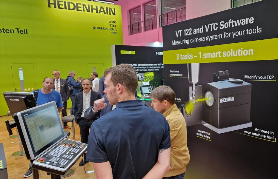 Heidenhain presenterte visionsystemer for verktøymåling og inspeksjon. To kameraer med ringlys og sidebelysning. VT 122 har tilleggsbelysning for prosessmåling og trykkluftinntak for rengjøring av verktøyet og visionsystemet. Heidenhain presenterte visionsystemer for verktøymåling og inspeksjon. To kameraer med ringlys og sidebelysning. VT 122 har tilleggsbelysning for prosessmåling og trykkluftinntak for rengjøring av verktøyet og visionsystemet.