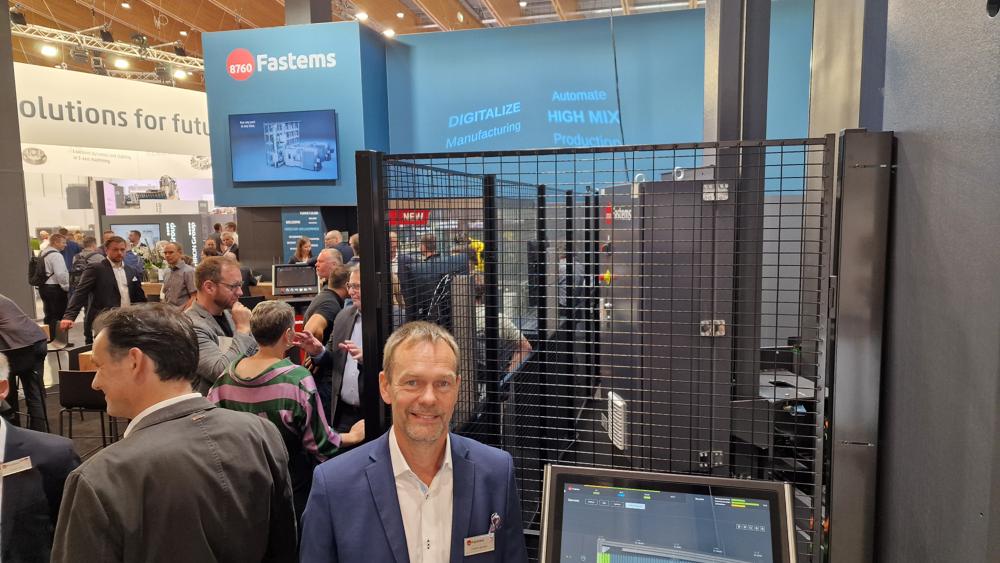 - Fastems FPS automatiserer 4- og 5-akse horisontale og vertikale fresemaskiner for å produsere variabel delblanding med lave enhetskostnader, korte ledetider og høy kvalitet. Modulsystemet er designet for 300-630 mm paletter eller nullpunktplater, og integreres med hundrevis av forskjellige verktøymaskinmodeller, forteller Henrik Brodén, salgssjef i Skandinavia hos Fastems. - Fastems FPS automatiserer 4- og 5-akse horisontale og vertikale fresemaskiner for å produsere variabel delblanding med lave enhetskostnader, korte ledetider og høy kvalitet. Modulsystemet er designet for 300-630 mm paletter eller nullpunktplater, og integreres med hundrevis av forskjellige verktøymaskinmodeller, forteller Henrik Brodén, salgssjef i Skandinavia hos Fastems.