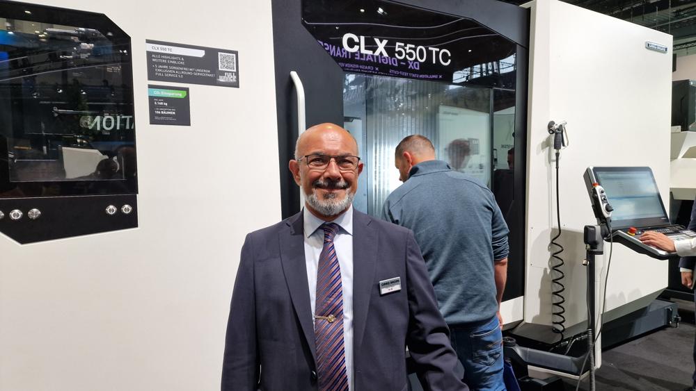 DMG MORI hadde verdenspremierer innen dreie-frese, universal- og produksjonsdreiing samt 3- og 5-akse fresesentre: NLX 2500|700 2nd Gen., CTX 350 4A, CLX 550 TC, DMV 110, DMU 85 monoBLOCK 2nd Gen. Her foran CLX 550 TC; en meget fornøyd Ramin Safavi, daglig leder i DMG MORI Norge. – CLX 550 TC er utstyrt med en B-akse og motspindel, noe som muliggjør 6-sidig komplett bearbeiding av selv de mest krevende arbeidsstykkene, sier Ramin. DMG MORI hadde verdenspremierer innen dreie-frese, universal- og produksjonsdreiing samt 3- og 5-akse fresesentre: NLX 2500|700 2nd Gen., CTX 350 4A, CLX 550 TC, DMV 110, DMU 85 monoBLOCK 2nd Gen. Her foran CLX 550 TC; en meget fornøyd Ramin Safavi, daglig leder i DMG MORI Norge. – CLX 550 TC er utstyrt med en B-akse og motspindel, noe som muliggjør 6-sidig komplett bearbeiding av selv de mest krevende arbeidsstykkene, sier Ramin.