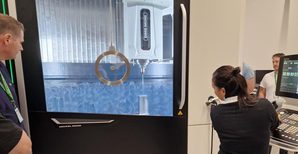 Demonstrasjon av langhullboring med Axiabore Digital og ekstra lange bor 60xD i Ø4. Demonstrasjon av langhullboring med Axiabore Digital og ekstra lange bor 60xD i Ø4.