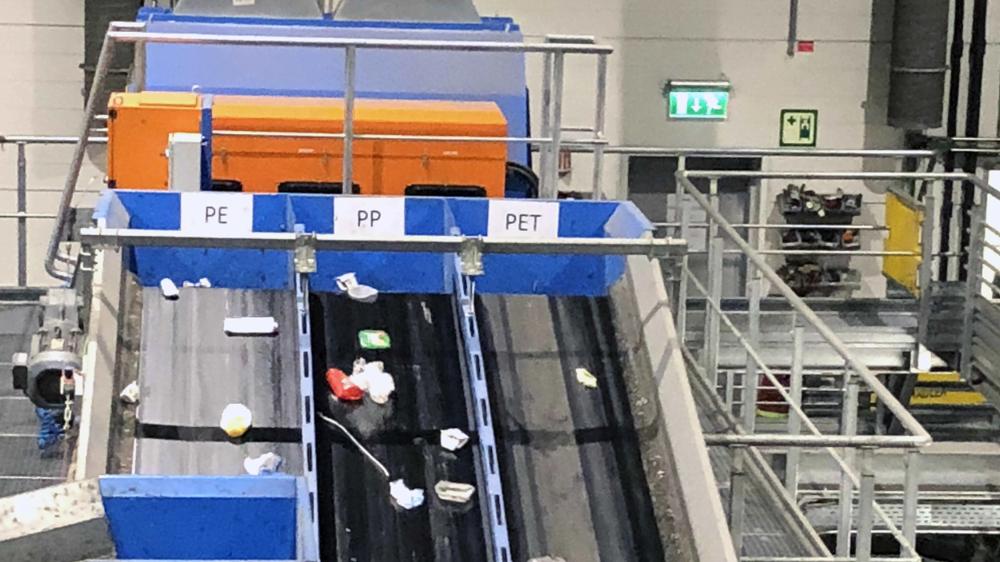 Ved et finsorteringsanlegg blir plastemballasjen sortert i ulike kvaliteter. Ved et finsorteringsanlegg blir plastemballasjen sortert i ulike kvaliteter.