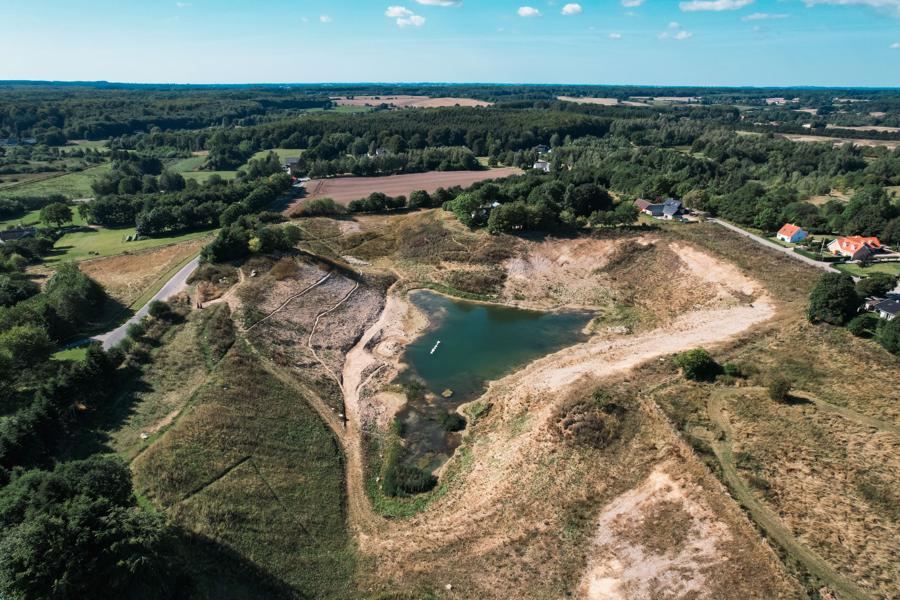 Når en grusgrav har været i brug i ca. 10 år, reetableres den som naturområde til glæde for naboer og lokalt dyreliv. Når en grusgrav har været i brug i ca. 10 år, reetableres den som naturområde til glæde for naboer og lokalt dyreliv.