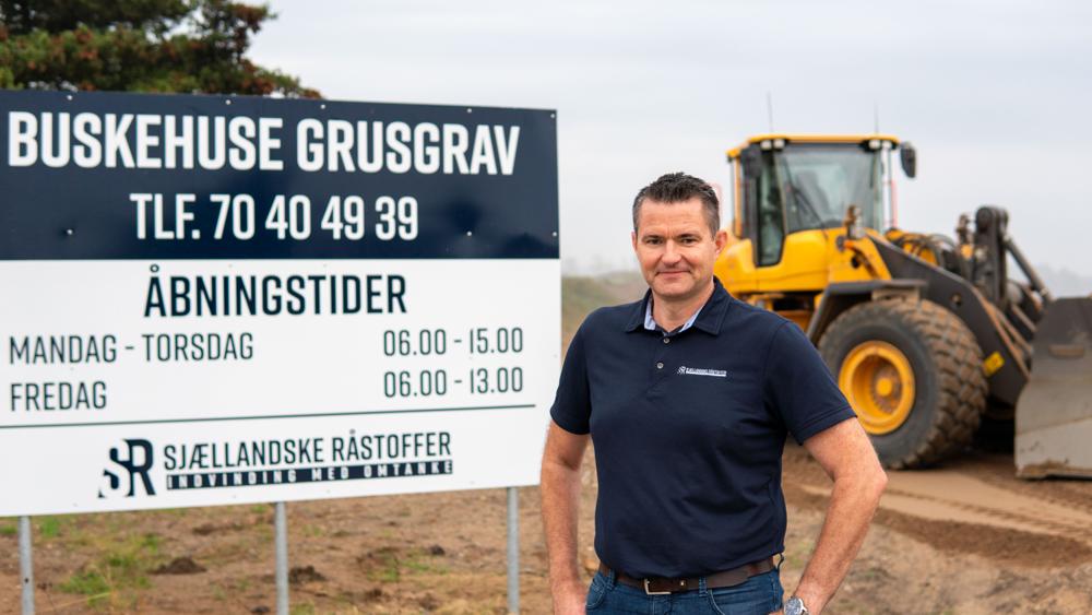 Mange af jer kender sikkert Kristian fra Næstved Sten & Grus og FS Grusindustri, hvor han fortsat også er driftschef. Vi samler blot kræfterne i koncernen for at levere den bedste service til vores kunder. Mange af jer kender sikkert Kristian fra Næstved Sten & Grus og FS Grusindustri, hvor han fortsat også er driftschef. Vi samler blot kræfterne i koncernen for at levere den bedste service til vores kunder.