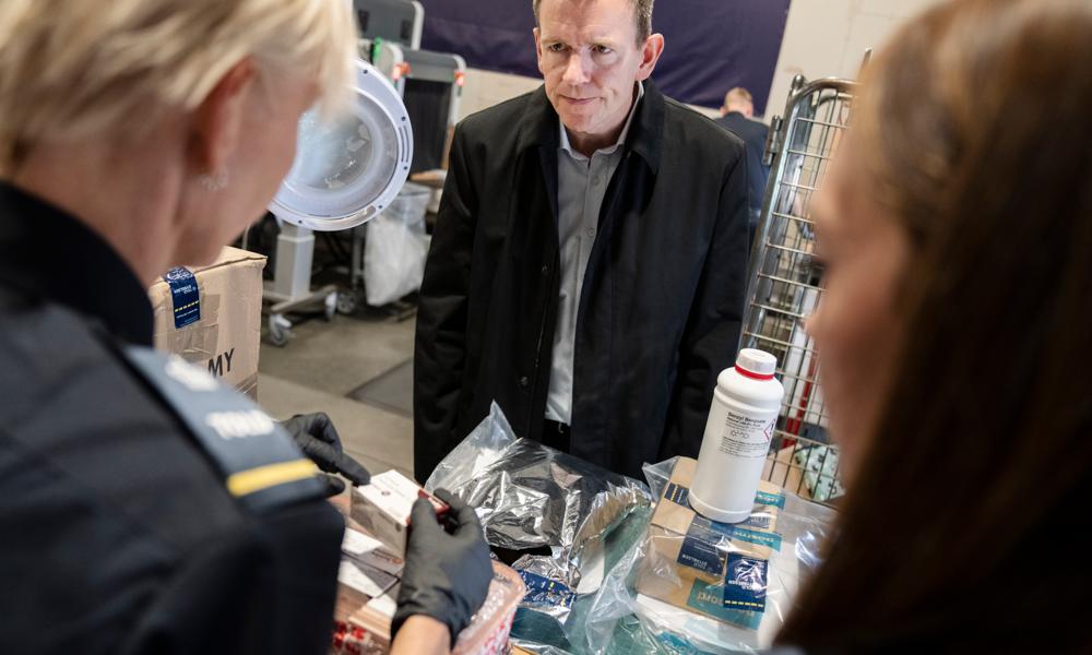 - Myndighedernes indsats mod social dumping går målrettet efter de personer og virksomheder, der sigter mod at snyde fællesskabet, udtaler skatteminister Rasmus Stoklund (S). - Myndighedernes indsats mod social dumping går målrettet efter de personer og virksomheder, der sigter mod at snyde fællesskabet, udtaler skatteminister Rasmus Stoklund (S).