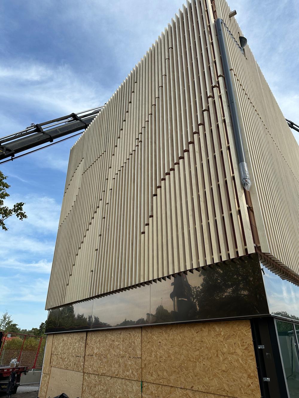 Mönster i ytterväggen finns även i en äldre tegelvägg i fastigheten. Ma valde nu att återskapa mönster i trä. Mönster i ytterväggen finns även i en äldre tegelvägg i fastigheten. Ma valde nu att återskapa mönster i trä.