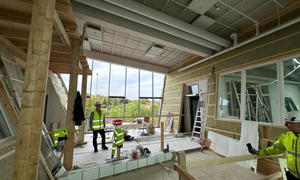 Vinklarna på väggarna i övervåningen har valts för att passa ihop med liknande vinklar i det gamla huset. Vinklarna på väggarna i övervåningen har valts för att passa ihop med liknande vinklar i det gamla huset.