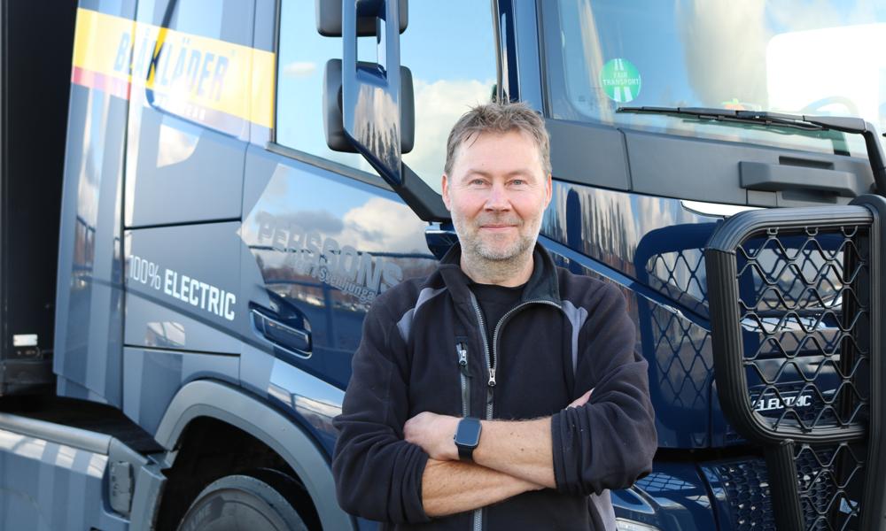 Stefan Rickerts kör den eldrivna Volvo-lastbilen mellan buffert- och plocklagret flera gånger om dagen. Stefan Rickerts kör den eldrivna Volvo-lastbilen mellan buffert- och plocklagret flera gånger om dagen.