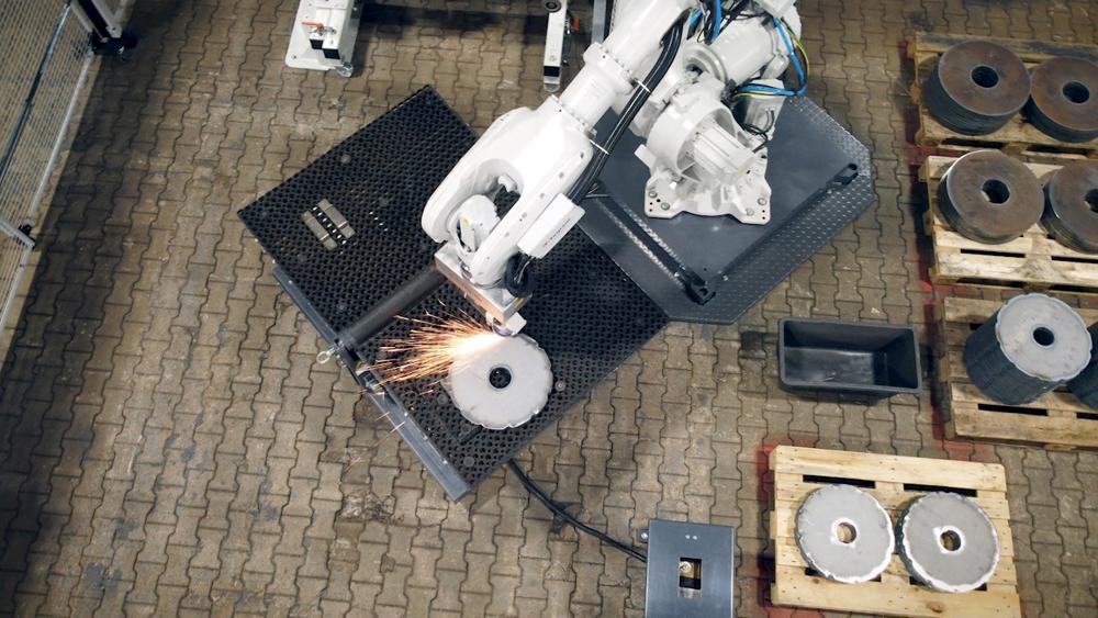 EasyGrinder er i stand til å bearbeide korte serier og til og med engangsdeler uten omprogrammering takket være sin patenterte EasyEye 3D-synssensor og intelligent robotstyring. EasyGrinder er i stand til å bearbeide korte serier og til og med engangsdeler uten omprogrammering takket være sin patenterte EasyEye 3D-synssensor og intelligent robotstyring.