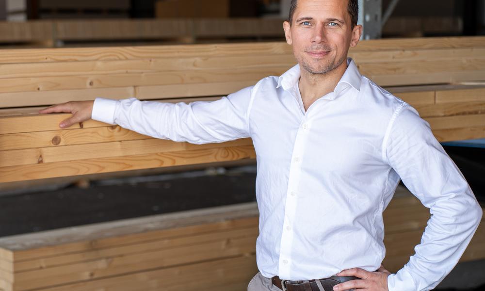 - Vores mål har været at udvikle et boligkoncept med et lavt CO2-aftryk, der kan skaleres og gøres kommercielt levedygtigt, uden at gå på kompromis med hverken kvalitet eller design, udtaler salgschef og medejer i BM Byggeindustri, Simon Hasbøg - Vores mål har været at udvikle et boligkoncept med et lavt CO2-aftryk, der kan skaleres og gøres kommercielt levedygtigt, uden at gå på kompromis med hverken kvalitet eller design, udtaler salgschef og medejer i BM Byggeindustri, Simon Hasbøg