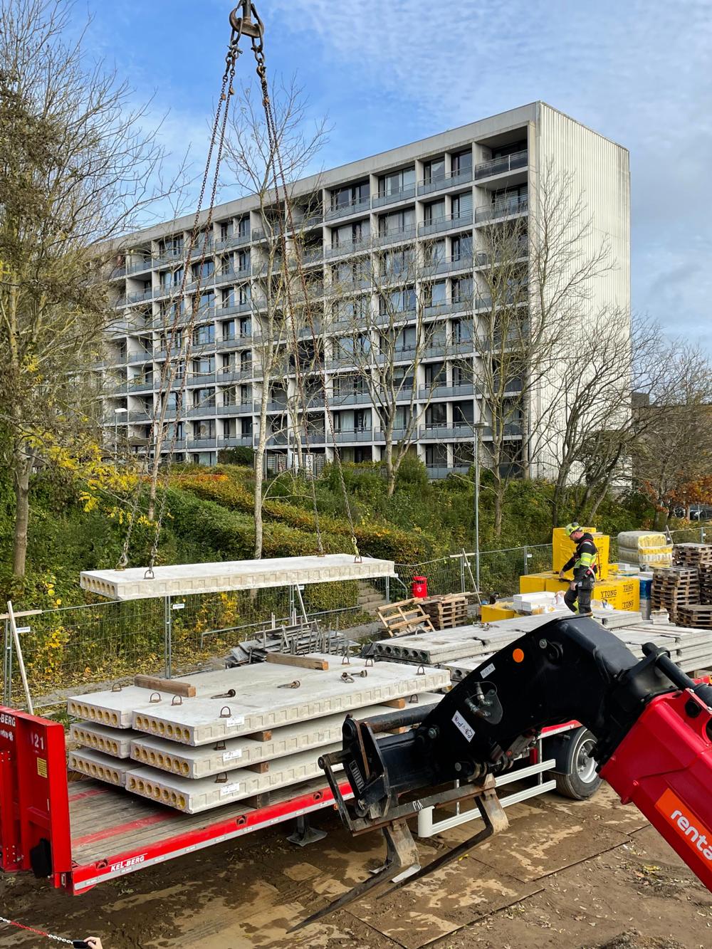 Betonelementerne er nu ved at blive indbygget i nye rækkehuse ved Trille Lucassens Gade og Gudrunsvej i Gellerupparken nogle få hundrede meter fra, hvor de blevet taget ud i forbindelse med nedrivning af gamle boligblokke. Betonelementerne er nu ved at blive indbygget i nye rækkehuse ved Trille Lucassens Gade og Gudrunsvej i Gellerupparken nogle få hundrede meter fra, hvor de blevet taget ud i forbindelse med nedrivning af gamle boligblokke.