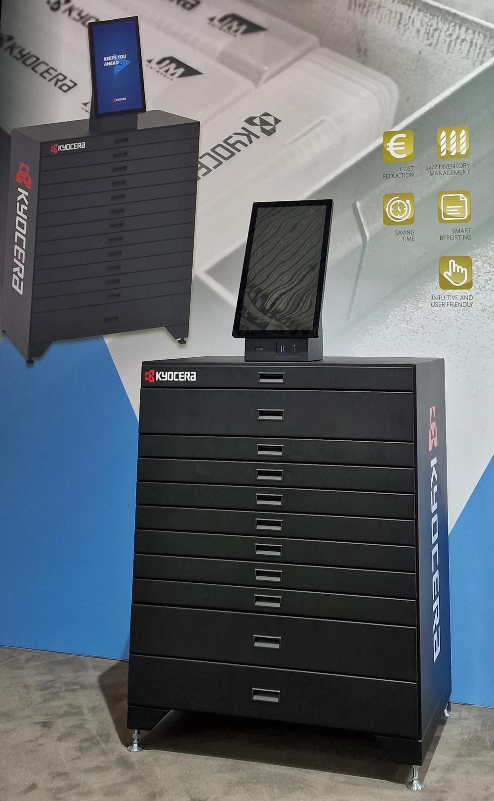 Kyocera Automat DC1700 moderniserer tradisjonelle skuffebaserte verktøyautomater med justerbare skuffdelere og fleksibel programvare, som tillater konfigurasjon av opptil 1792 lokasjoner. Kyocera Automat DC1700 moderniserer tradisjonelle skuffebaserte verktøyautomater med justerbare skuffdelere og fleksibel programvare, som tillater konfigurasjon av opptil 1792 lokasjoner.