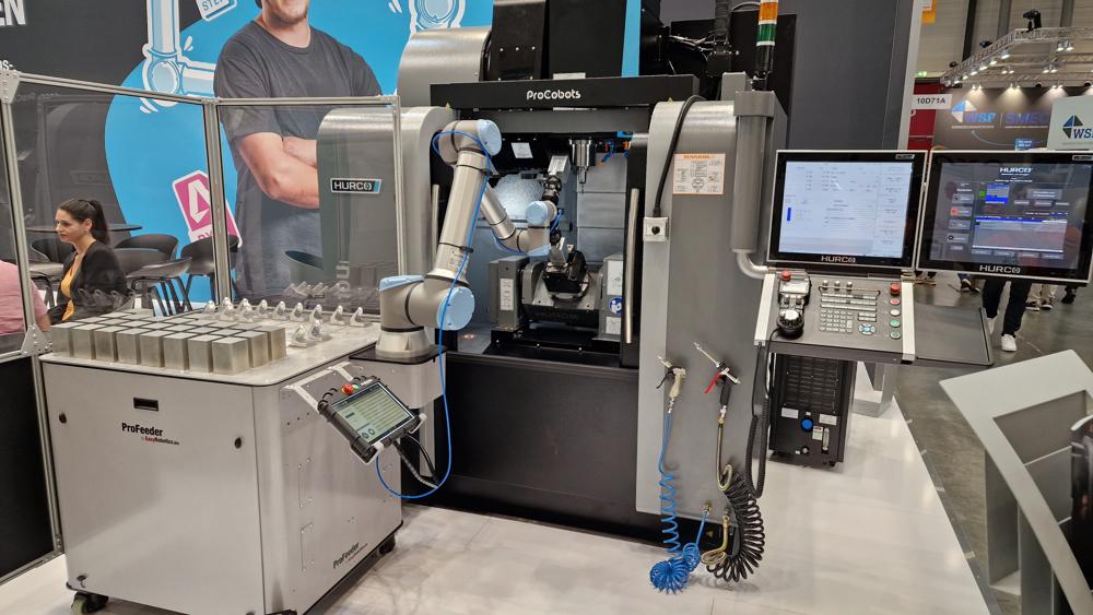 Et viktig høydepunkt på Hurcos stand var VM 10UiPlus utstyrt med ProFeeder-automatisering. ProFeeder-bordet øker produktiviteten for VM 10UiPlus. Dette systemet har en universell deleskuff, og muliggjør raske batchbytter for en rekke komponenter. Coboten er designet spesielt for små til mellomstore serier. UR10e-robotarmen håndterer maskinlasting, og at den enkelte ProFeeder kan overføres til andre Hurco-maskiner sikrer systemfleksibilitet. Et viktig høydepunkt på Hurcos stand var VM 10UiPlus utstyrt med ProFeeder-automatisering. ProFeeder-bordet øker produktiviteten for VM 10UiPlus. Dette systemet har en universell deleskuff, og muliggjør raske batchbytter for en rekke komponenter. Coboten er designet spesielt for små til mellomstore serier. UR10e-robotarmen håndterer maskinlasting, og at den enkelte ProFeeder kan overføres til andre Hurco-maskiner sikrer systemfleksibilitet.