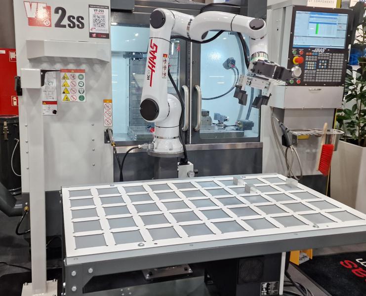 Haas viste sin HC10 robotløsning, som er en fullt integrert, plug-and-play, 10 kg kapasitet samarbeidsrobot for Haas-maskiner. Haas viste sin HC10 robotløsning, som er en fullt integrert, plug-and-play, 10 kg kapasitet samarbeidsrobot for Haas-maskiner.