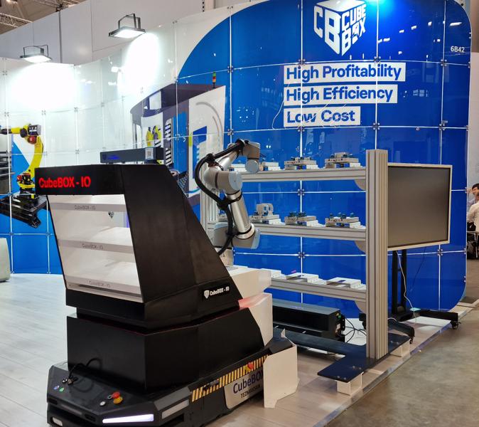 Tezmaksan Robot Technologies, en tyrkisk produsent av CNC-automatiseringssystemer viste frem sitt CubeBOX-systemer for ulik automatisert håndtering av eksempelvis emner og verktøy. Tezmaksan Robot Technologies, en tyrkisk produsent av CNC-automatiseringssystemer viste frem sitt CubeBOX-systemer for ulik automatisert håndtering av eksempelvis emner og verktøy.