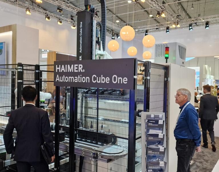 Haimer viste sin «Automation Cube One» - en robotcelle som styres av Siemens Sinumerik One CNC. Kuben håndterer krymping og avkrymping samt måling av komplette verktøy automatisk og kan administrere opptil tre forskjellige verktøygrensesnitt samtidig. Haimer viste sin «Automation Cube One» - en robotcelle som styres av Siemens Sinumerik One CNC. Kuben håndterer krymping og avkrymping samt måling av komplette verktøy automatisk og kan administrere opptil tre forskjellige verktøygrensesnitt samtidig.