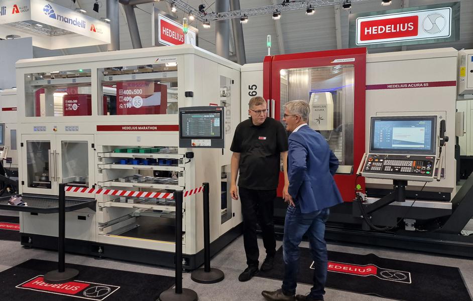 Hedelius promoterte Marathon RZ430 multi-palett magasinsystem med opptil 34 paletter. Systemet demonstrert med det 5-aksede maskineringssenteret ACURA 65. Hedelius promoterte Marathon RZ430 multi-palett magasinsystem med opptil 34 paletter. Systemet demonstrert med det 5-aksede maskineringssenteret ACURA 65.