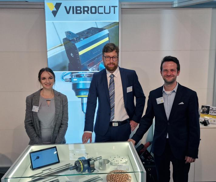 Startoppselskapet VibroCut viste vibrasjonsassistert maskinering. Denne teknologien representerer en innovativ tilnærming til å forbedre ytelsen og flytte grensene for eksisterende fysiske grenser. Fra venstre: Clara Kremer, Oliver Georgi og Martin Schwarze fra VibroCut. Startoppselskapet VibroCut viste vibrasjonsassistert maskinering. Denne teknologien representerer en innovativ tilnærming til å forbedre ytelsen og flytte grensene for eksisterende fysiske grenser. Fra venstre: Clara Kremer, Oliver Georgi og Martin Schwarze fra VibroCut.