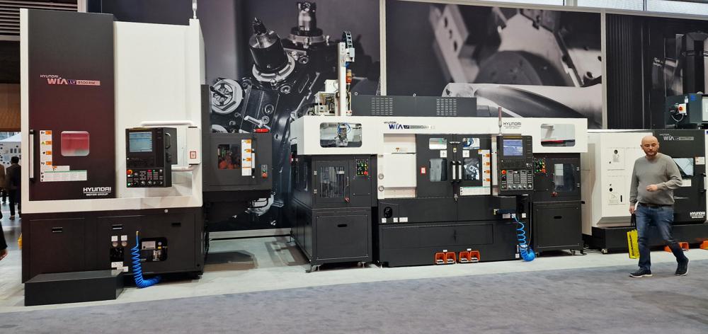 Hyundai viste blant annet sin maskinmodell LF2600MQuick II, som er en avansert CNC-dreiebenk med to spindler, to revolvere og automatisk lasting av emner. Til venstre i bildet en Hyundai-Wia LV8500RM kompakt type CNC vertikal dreiebenk med C-akse og drevne verktøy. Hyundai viste blant annet sin maskinmodell LF2600MQuick II, som er en avansert CNC-dreiebenk med to spindler, to revolvere og automatisk lasting av emner. Til venstre i bildet en Hyundai-Wia LV8500RM kompakt type CNC vertikal dreiebenk med C-akse og drevne verktøy.
