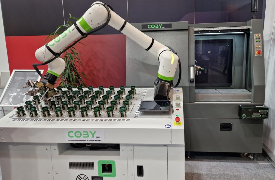 Robojob promoterte Coby - en samarbeidsrobot (cobot) som du enkelt kan installere selv, og som hjelper deg med å laste og losse din CNC-maskin. Robojob promoterte Coby - en samarbeidsrobot (cobot) som du enkelt kan installere selv, og som hjelper deg med å laste og losse din CNC-maskin.